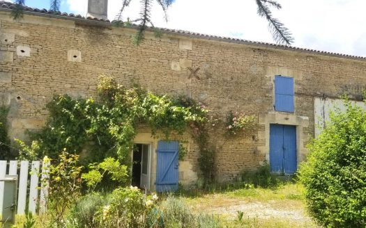 CHARENTAISE, 95M², 3 BEDROOMS, GARDEN, LARGE OUTBUILDINGS