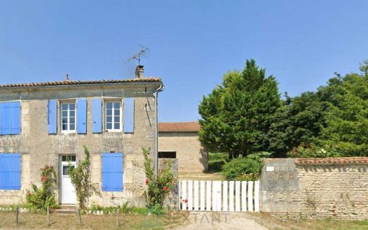 CHARENTAISE, 95M², 3 BEDROOMS, GARDEN, LARGE OUTBUILDINGS