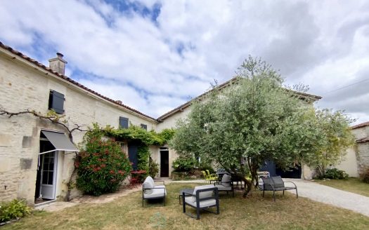 CHARENTAISE 284M² – 6 BEDROOMS – POOL – GARDEN – 2825M²