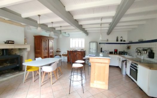 CHARENTAISE 284M² – 6 BEDROOMS – POOL – GARDEN – 2825M²