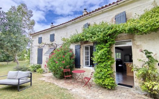 CHARENTAISE 284M² – 6 BEDROOMS – POOL – GARDEN – 2825M²