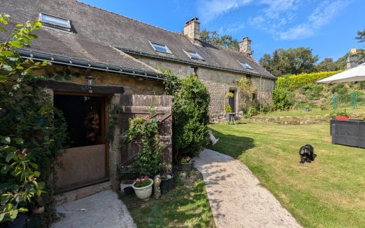 Breton longère in an idyllic setting