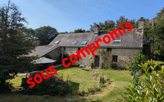 Breton longère in an idyllic setting