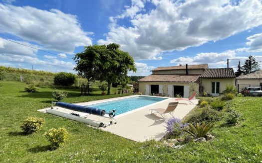 CHARENTAISE OF 165.5 M² ON A PLOT OF 1,180 M² WITH SWIMMING POOL AND GARAGE