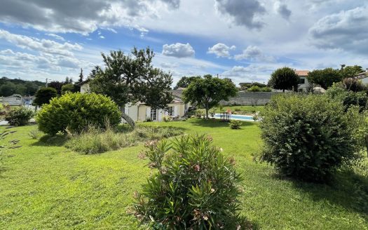CHARENTAISE OF 165.5 M² ON A PLOT OF 1,180 M² WITH SWIMMING POOL AND GARAGE