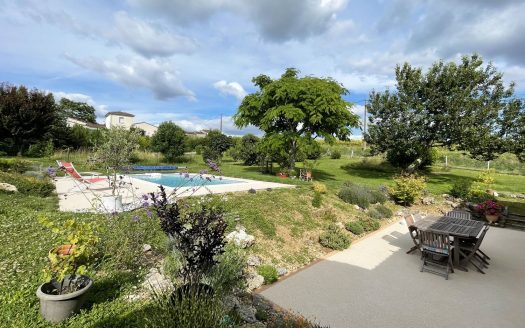 CHARENTAISE OF 165.5 M² ON A PLOT OF 1,180 M² WITH SWIMMING POOL AND GARAGE
