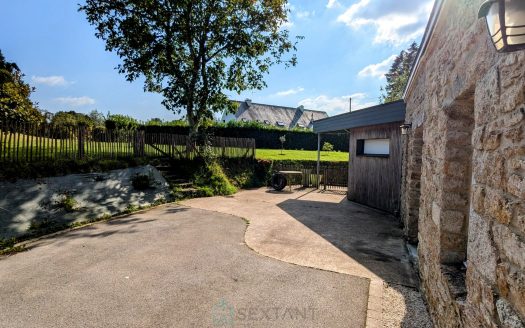 Stone house with modern extension in Camors