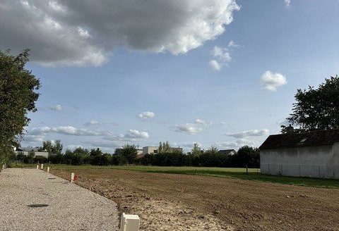 Beautiful building plot with services in a subdivision