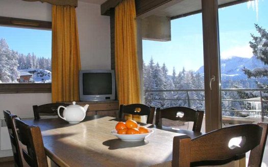 3 stars Residence 'L'Ecrin des Neiges' offers this 2-bed fully furnished apartment with indoor POOL and private TERRACE
