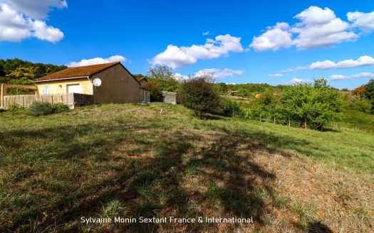 Two houses, a swimming pool, a building plot and strong rental potential