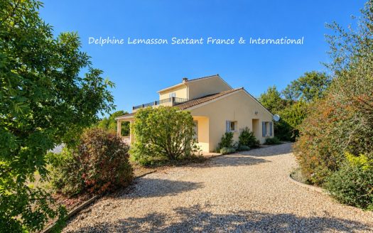 Villa with Pool and Panoramic Countryside Views, 5 km from Eymet
