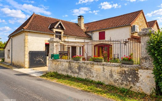 Former farmhouse nestled in the heart of a green and preserved nature, in the Périgord vert.