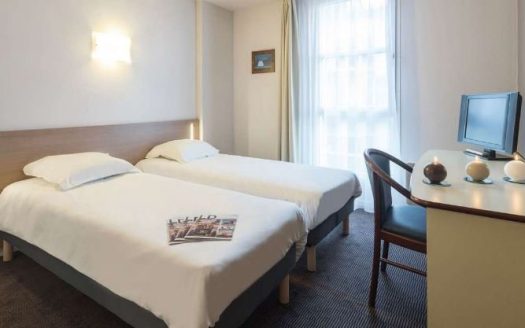 An investment property in a business short-term rental residence with a renewed commercial lease, an annual income of €4,025.76 before taxes and a 6.49 % return in Nancy.