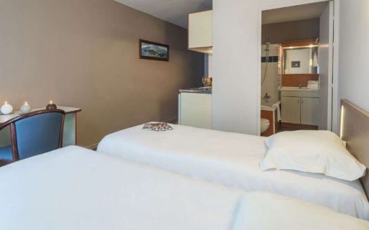 An investment property in a business short-term rental residence with a renewed commercial lease, an annual income of €4,025.76 before taxes and a 6.49 % return in Nancy.