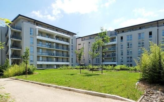 An investment property in a business short-term rental residence with a renewed commercial lease, an annual income of €4,025.76 before taxes and a 6.49 % return in Nancy.