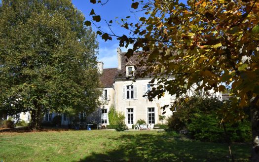 Superb castle castle with outbuildings just 20 minutes from the autoroute