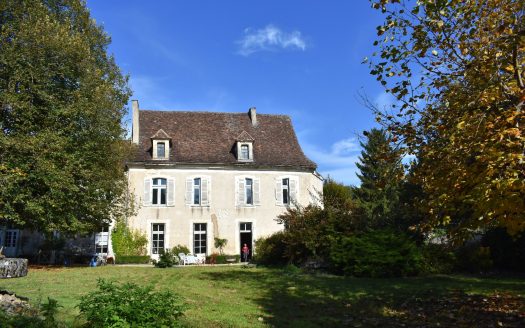 Superb castle castle with outbuildings just 20 minutes from the autoroute