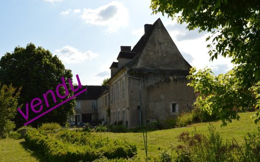 Superb castle castle with outbuildings just 20 minutes from the autoroute