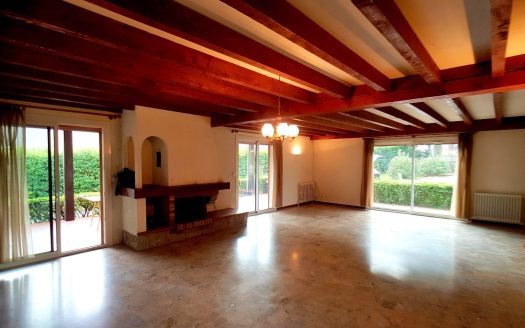 SPACIOUS DETACHED 4-BEDROOM BUNGALOW WITH ATTRACTIVE GARDEN