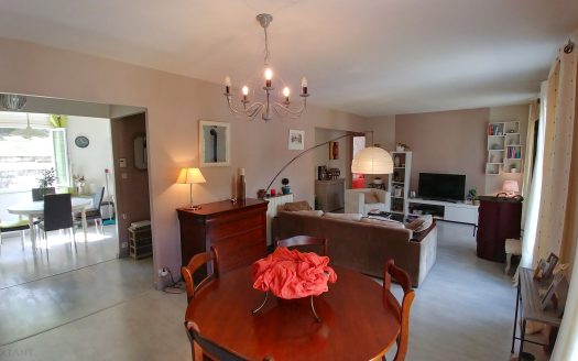 DETACHED 3-BED BUNGALOW WITH GARDEN AND GARAGE