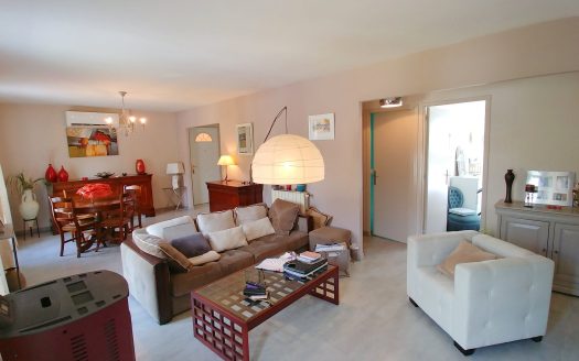 DETACHED 3-BED BUNGALOW WITH GARDEN AND GARAGE