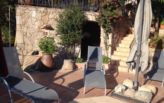 In the peace of a charming hamlet, 15km of the beaches, villa 3 bedrooms with swimming pool, view and large studio