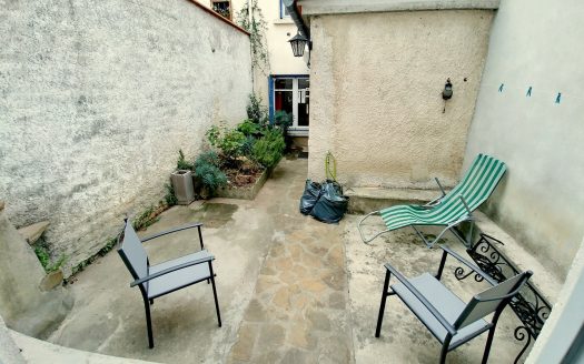 4-BEDROOM HOUSE WITH COURTYARD NEAR SHOPS AND SERVICES