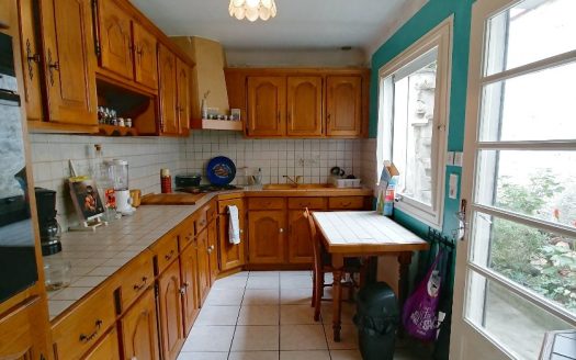 4-BEDROOM HOUSE WITH COURTYARD NEAR SHOPS AND SERVICES
