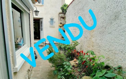 4-BEDROOM HOUSE WITH COURTYARD NEAR SHOPS AND SERVICES