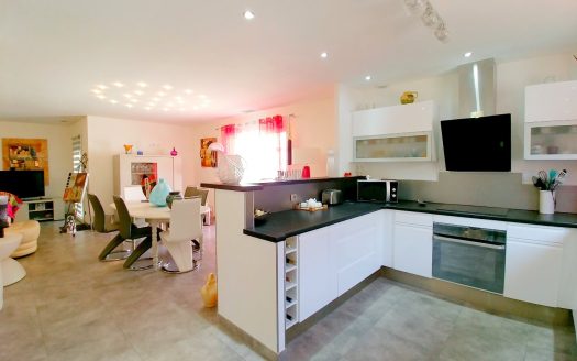 RECENTLY-BUILT 2-BED BUNGALOW WITH GARAGE, TERRACE AND GARDEN