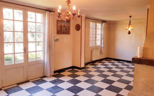 SEMI-DETACHED 5-BED HOUSE WITH GARDEN AND GARAGE