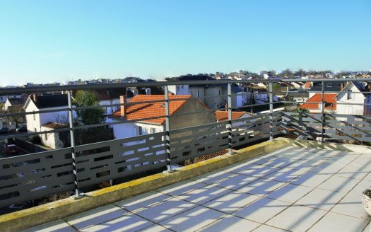 T3 terrace top floor closed garage