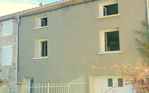 RENOVATED 4-BED VILLAGE HOUSE WITH COURTYARD AND GARAGE