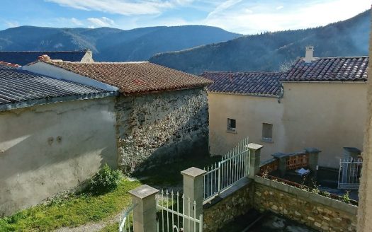 RENOVATED 4-BED VILLAGE HOUSE WITH COURTYARD AND GARAGE