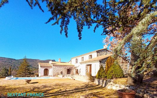 IMPOSING PROPERTY WITH POOL SET IN 7 997 M² OF GROUNDS – PRIVATE SETTING WITH PANORAMIC VIEWS