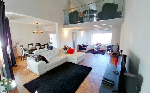 SPACIOUS 3-BED DUPLEX WITH PRIVATE GARDEN AND POOL