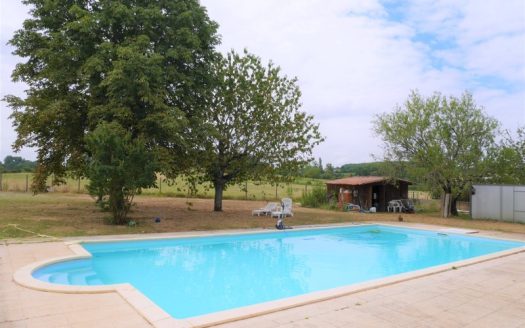 Large family house with pool located 3mns from the heart of a village