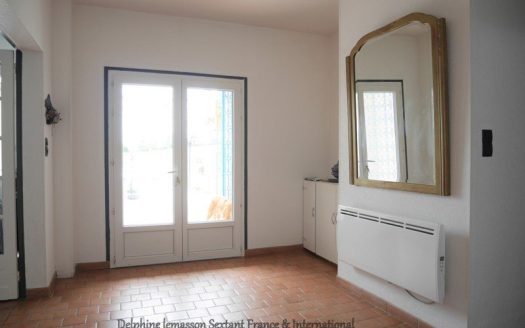 Large family house with pool located 3mns from the heart of a village