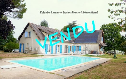 Large family house with pool located 3mns from the heart of a village