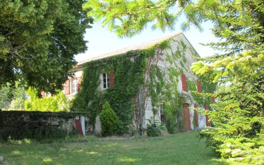 Beautiful stone house, 142 sqm, 2HA and outbuildings