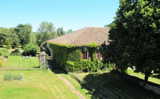 Beautiful stone house, 142 sqm, 2HA and outbuildings
