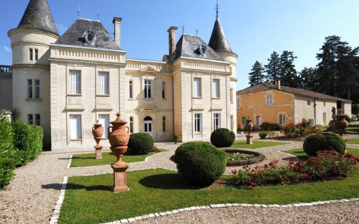 18th century chateau with outbuildings, 960 sqm, 24 rooms